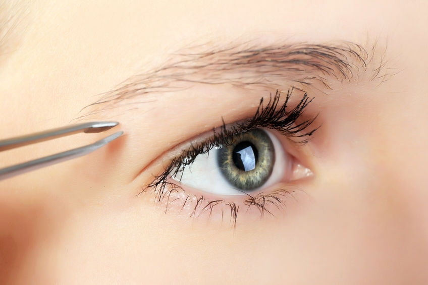 eyebrow shaping with tweezers